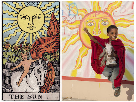 L'image est en 2 parties. A gauche, la carte de tarot du soleil, à droite, la photo d'un haïtien mimant la même scène que celle figurant sur la carte