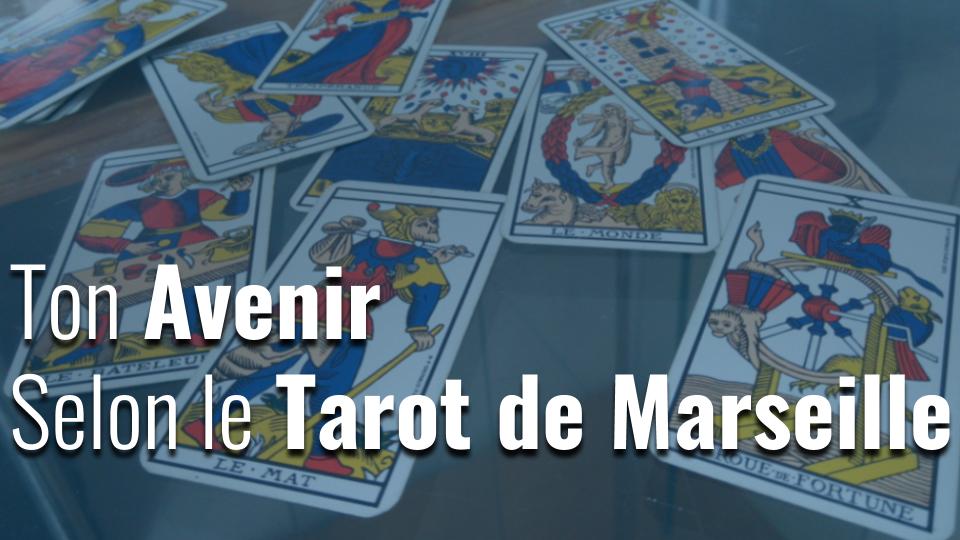Quelques cartes du tarot de Marseille en arrière plan et le titre Ton Avenir Selon Le Tarot De Marseille écrit devant.