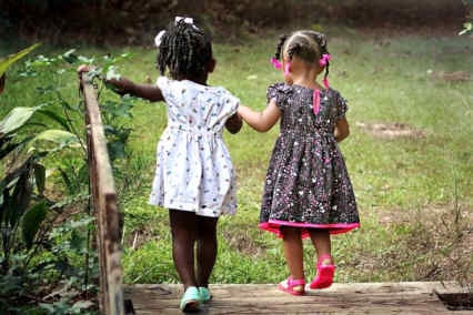 Deux petites filles se tiennent par la main