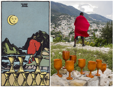L'image est en 2 parties. A gauche, la carte du huit de coupe, à droite, la photo d'un haïtien mimant la même scène que celle figurant sur la carte