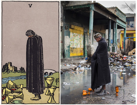 L'image est en 2 parties. A gauche, la carte du cinq de coupe, à droite, la photo d'un haïtien mimant la même scène que celle figurant sur la carte