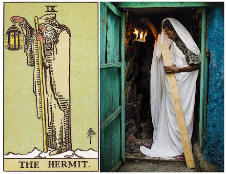 L'image est en 2 parties. A gauche, la carte de l'hermite, à droite, la photo d'un haïtien mimant la même scène que celle figurant sur la carte