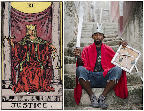 L'image est en 2 parties. A gauche, la carte de tarot de la justice, à droite, la photo d'un haïtien mimant la même scène que celle figurant sur la carte