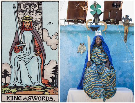 L'image est en 2 parties. A gauche, la carte du roi d'épée, à droite, la photo d'un haïtien mimant la même scène que celle figurant sur la carte