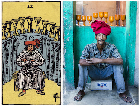 L'image est en 2 parties. A gauche, la carte du neuf de coupe, à droite, la photo d'un haïtien mimant la même scène que celle figurant sur la carte
