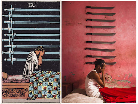 L'image est en 2 parties. A gauche, la carte du neuf d'épée, à droite, la photo d'un haïtien mimant la même scène que celle figurant sur la carte
