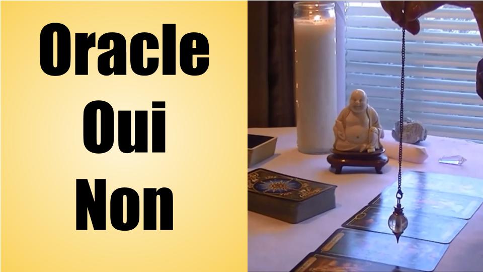 La diapositive de la page sur l'oracle oui non. A gauche le titre, à droite une main tenant un pendule au-dessus d'un jeu de tarot divinatoire