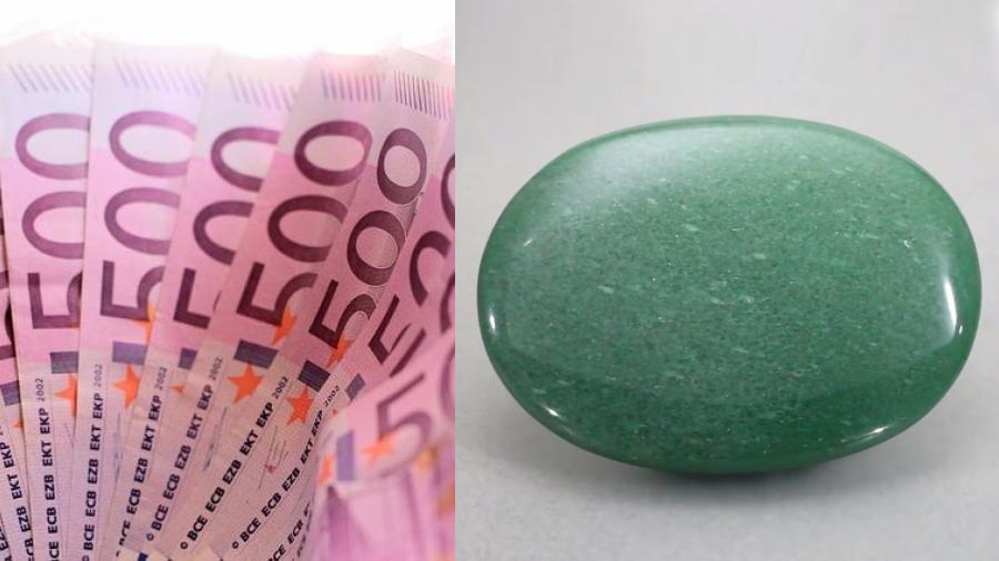 Une photo de billets de 500 euros à côté d'une aventurine verte du canada, la pierre qui a le pouvoir d'attirer la chance aux jeux de hasard