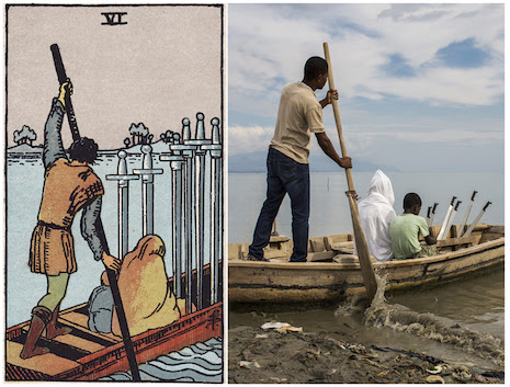 L'image est en 2 parties. A gauche, la carte du six d'épée, à droite, la photo d'un haïtien mimant la même scène que celle figurant sur la carte