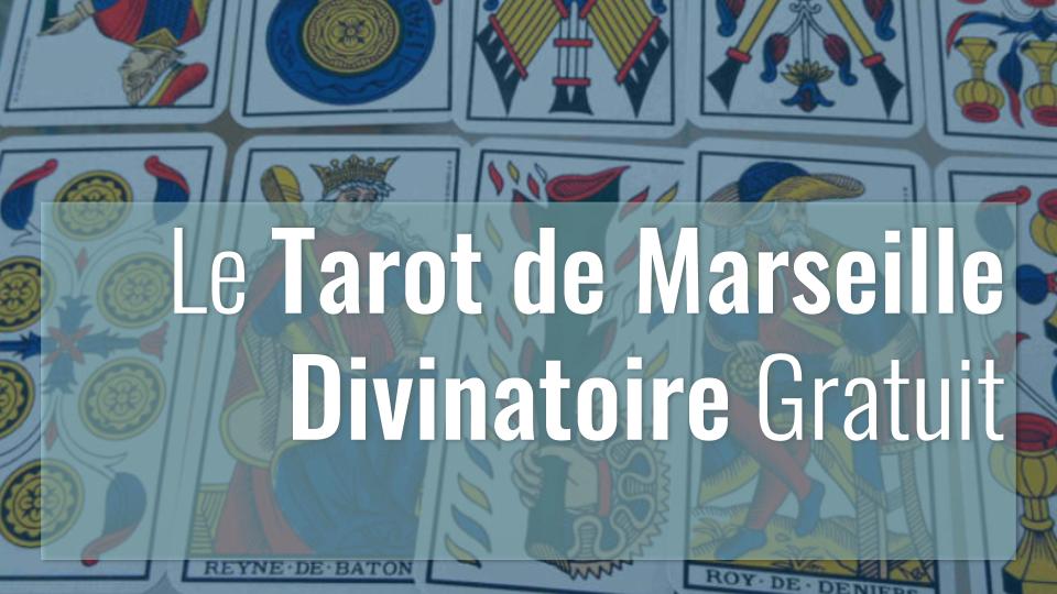 le tarot de marseille divinatoire écrit sur fond de cartes de tarot