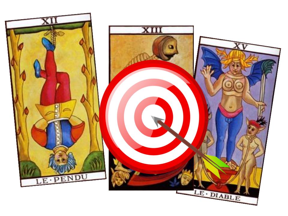 3 cartes du tarot de marseille sous une cible percée d'une flèche pour symboliser la précision du tarot en ligne.