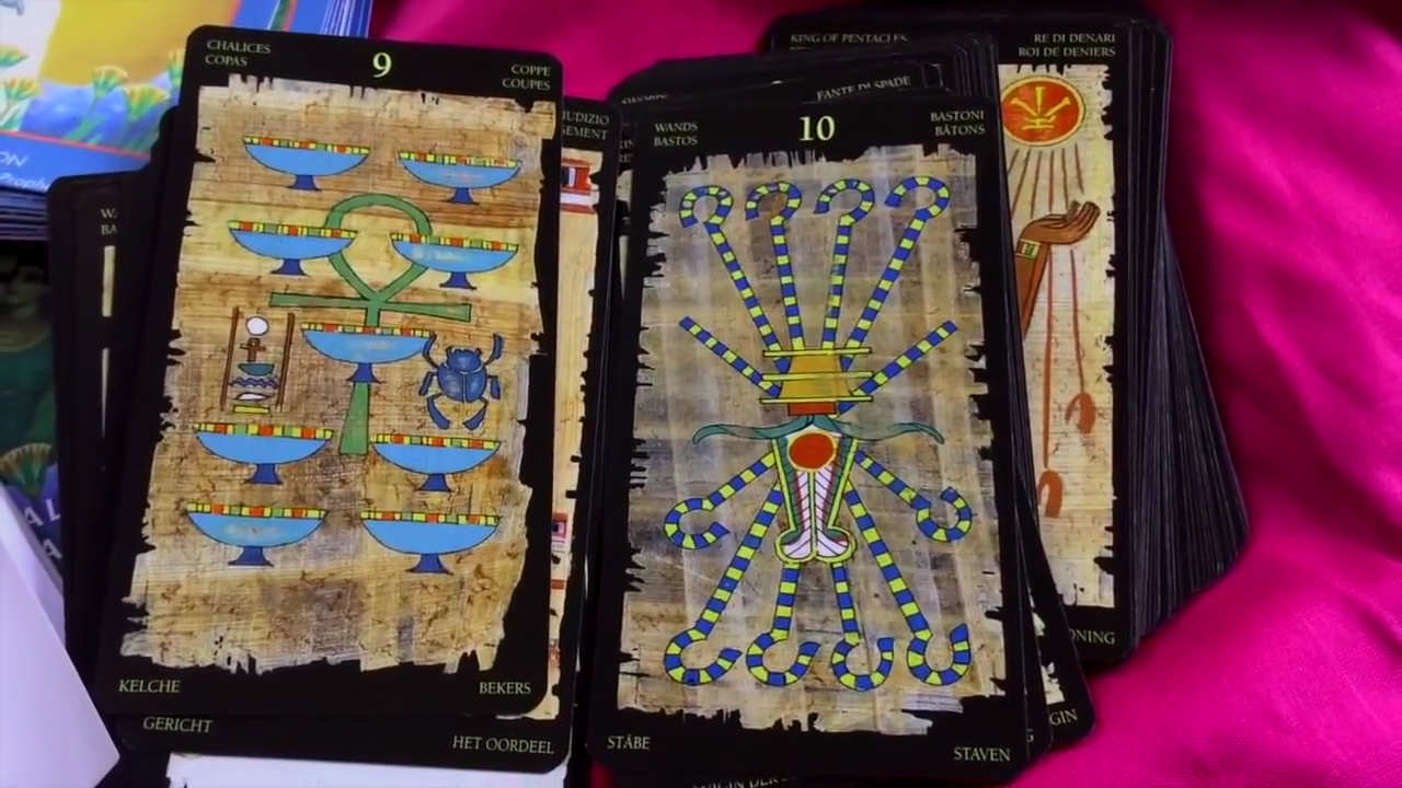 Quelques cartes du jeu de tarot égyptien, classé numéro 5 des jeux de tarot divinatoire