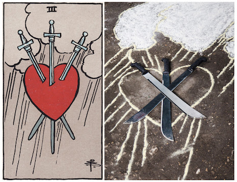 L'image est en 2 parties. A gauche, la carte du trois d'épée, à droite, la photo d'un haïtien mimant la même scène que celle figurant sur la carte
