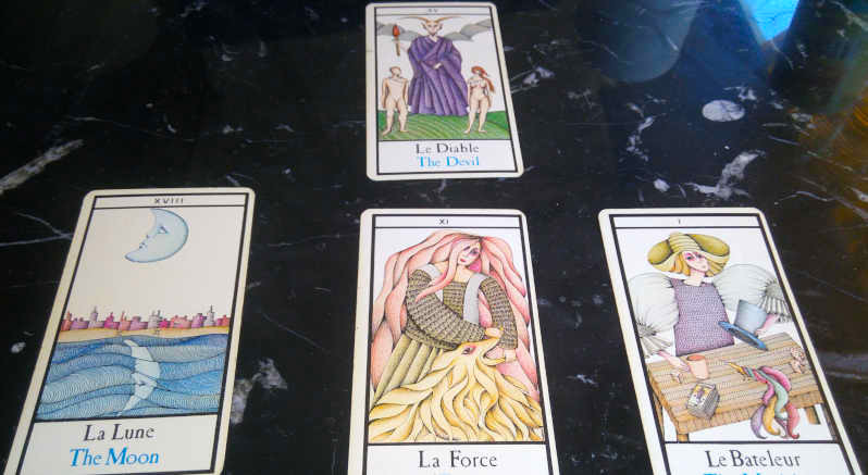 La lune, la force, le diable et le bateleur dans un tirage tarot de marseille